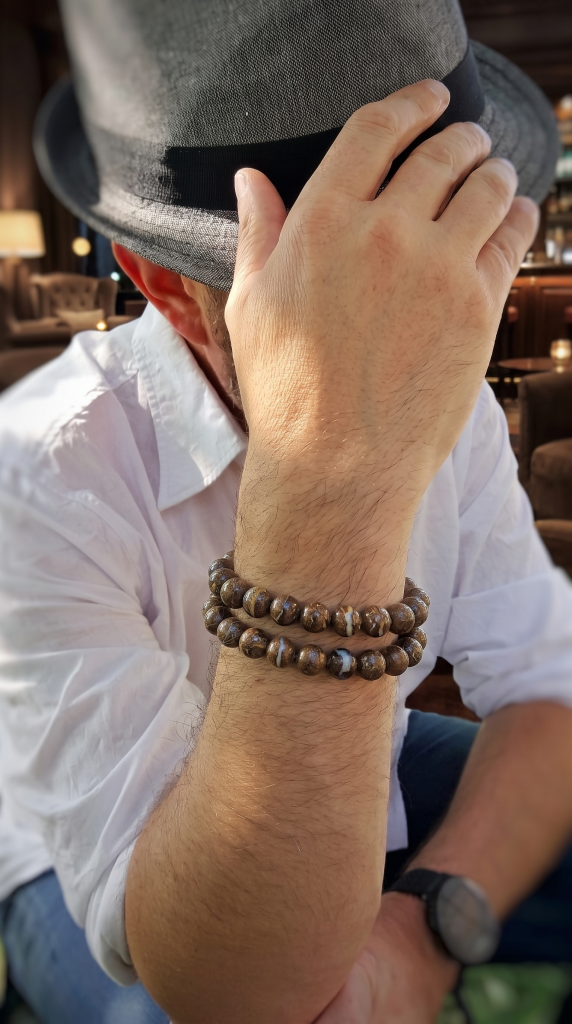 stylischer Mann mit Hut trägt 2 Opal Armbänder für Herren